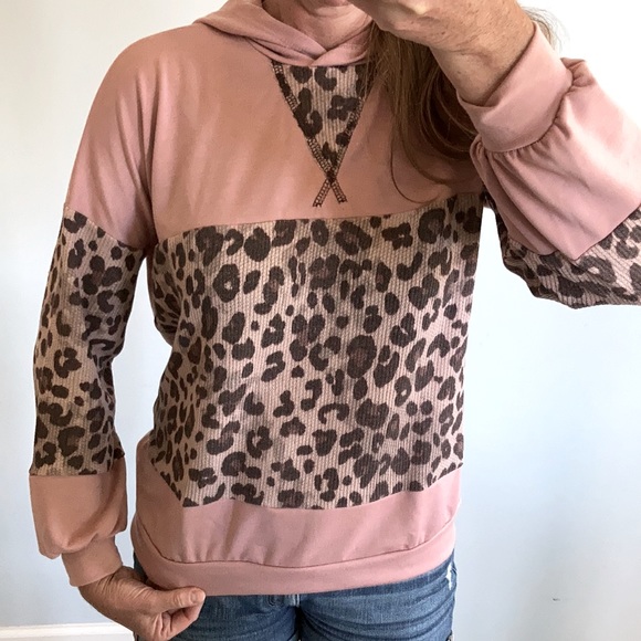 Leopard Print Contrast Hoodie - Picture 3 of 7